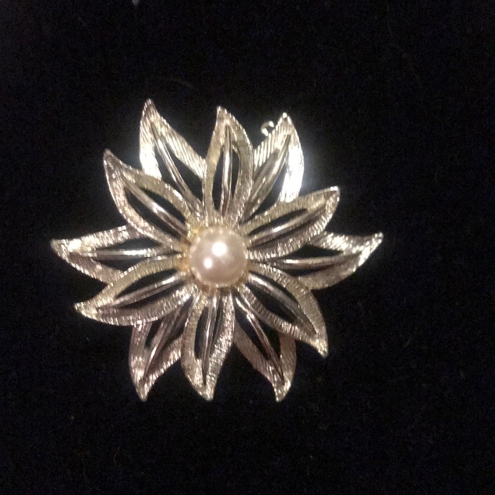 Vintage silver brooch with pearl accent